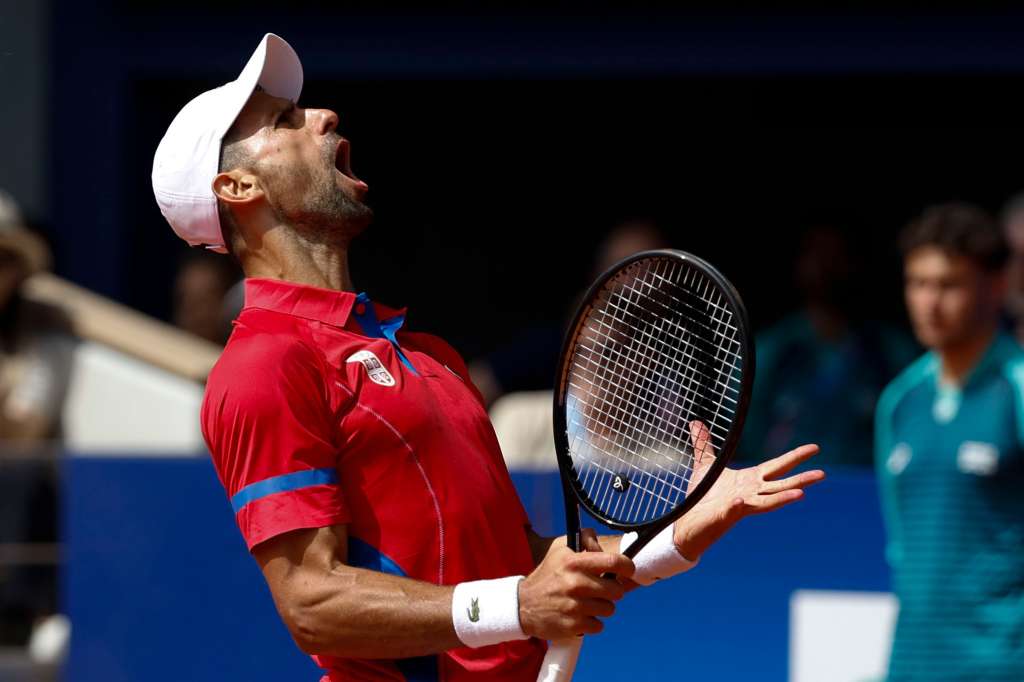 PARIS, 04/08/2024.- El tenista serbio Novak Djokovic reacciona ante el español Carlos Alcaraz durante la final individual masculina de tenis de los Juegos Olímpicos de París 2024 este domingo, en la capital gala. EFE/Juanjo Martín