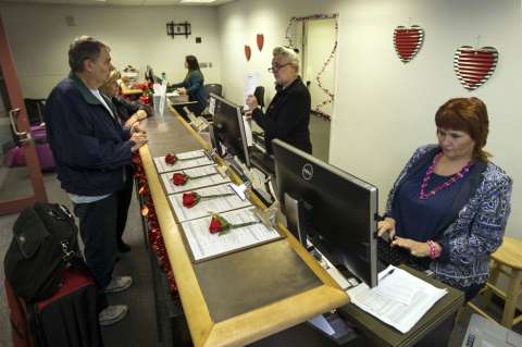 Parejas pueden casarse en el aeropuerto de Las Vegas