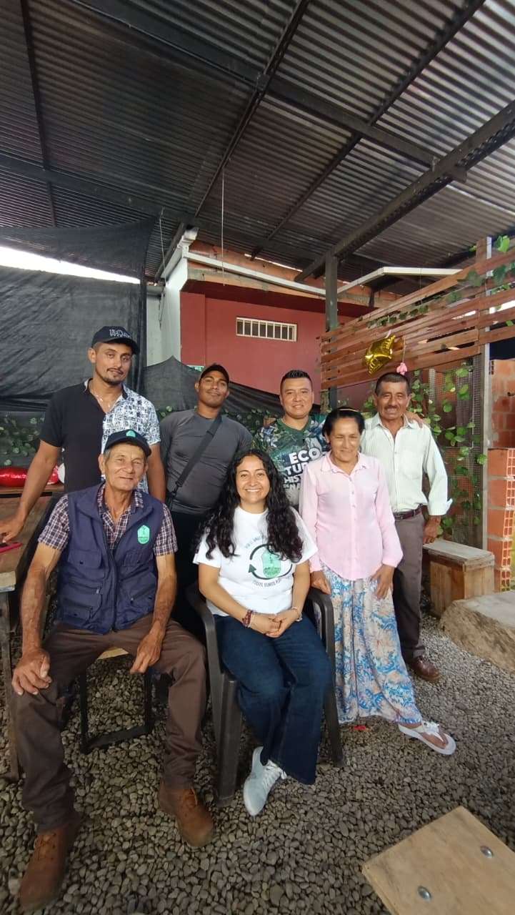 Más de 20 personas de todas las edades participaron en la co-creación de un Mural Sonoro Comunitario.