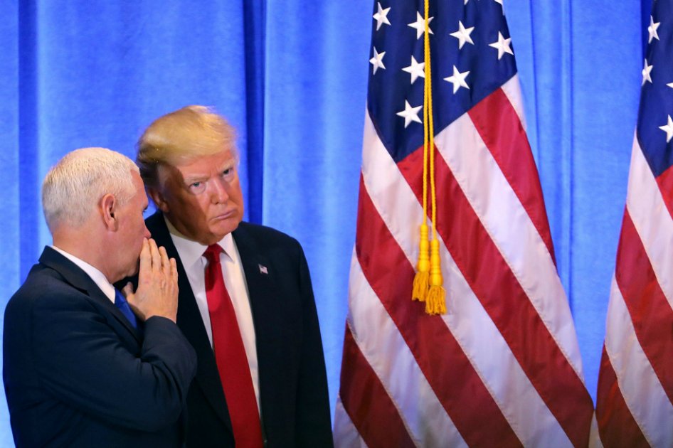 El presidente electo, Donald Trump, junto a su fórmula vicepresidencial, Mike Pence, durante la rueda de prensa que dio este miércoles tras la aparición de los documentos en BuzzFeed. / AFP