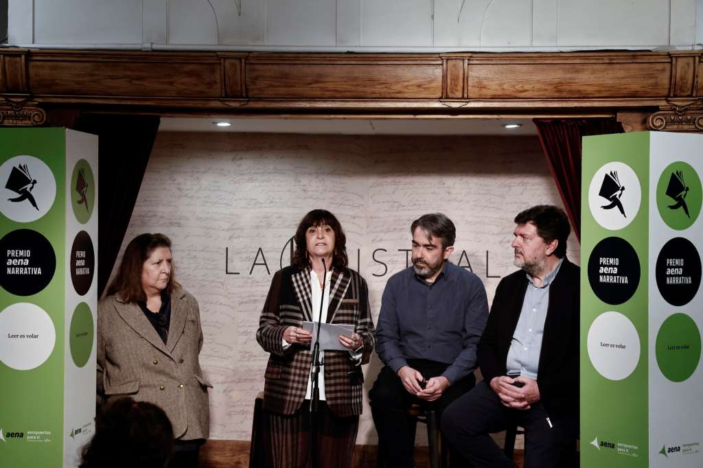 MADRID, 18/03/2026.- La escritora Rosa Montero (2i), presidenta del jurado del Premio AENA de Narrativa Hispanoamericana, acompañada del secretario del jurado, Jesús García Calero (2d) y Nuria Zancot y Antonio Martínez Asensio, miembros del equipo de preselección, da a conocer los nombres de los finalistas de galardón este miércoles en la librería La Mistral de Madrid. Los finalistas son: Héctor Abad Faciolince (Colombia), Nona Fernández (Chile), Samanta Schweblin (Argentina) y los españoles Enrique Vila-Matas y Marcos Giralt Torrent. EFE/ Sergio Perez