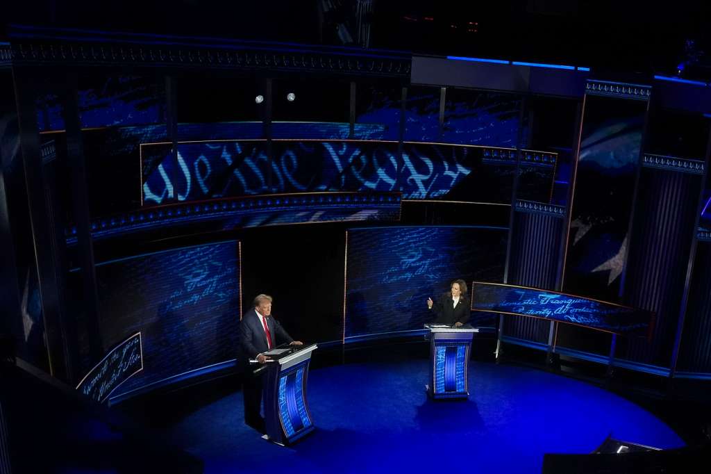FOTODELDÍA Filadelfia (Estados Unidos), 10/09/2024.- El candidato presidencial republicano Donald J. Trump y la candidata presidencial demócrata a la vicepresidencia de EE.UU. Kamala Harris durante el debate presidencial organizado por ABC News en el National Constitution Center de Filadelfia, Pensilvania, EE.UU. El debate de 90 minutos es el único planificado entre los dos candidatos en las elecciones presidenciales de 2024.EFE/ Demetrius Freeman / POOL