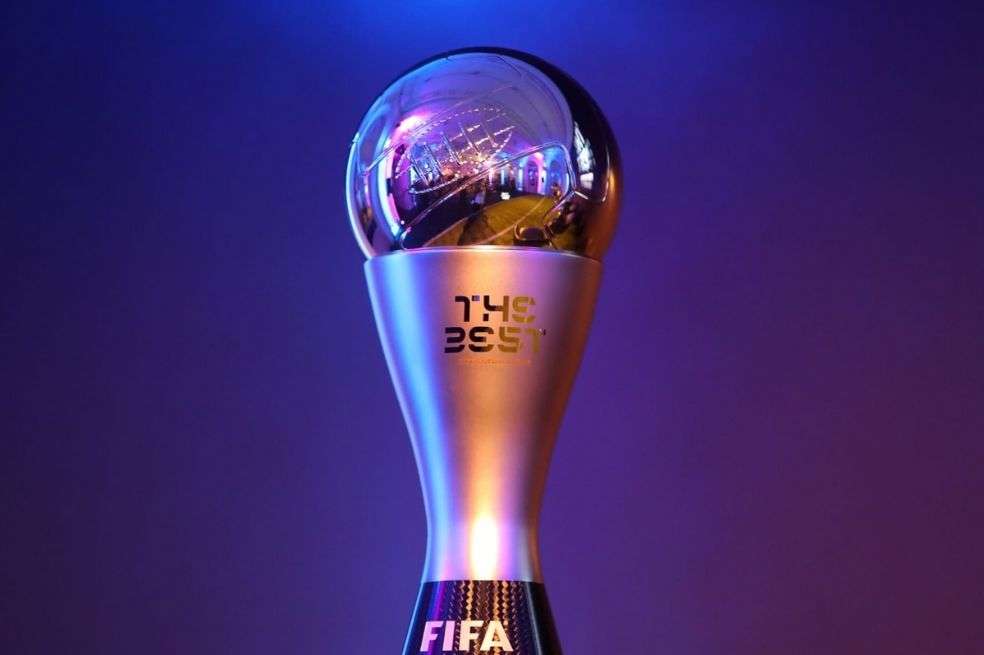 El trofeo de los premios The Best.