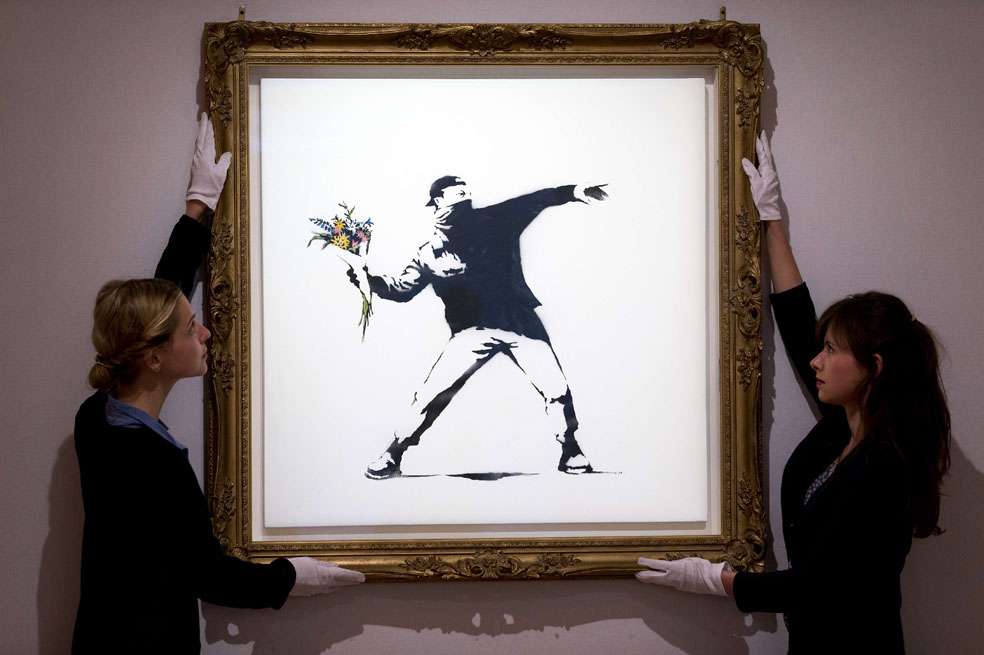 La obra ' Love is in the air' en la casa Bonhams, donde fue subastada. / AFP