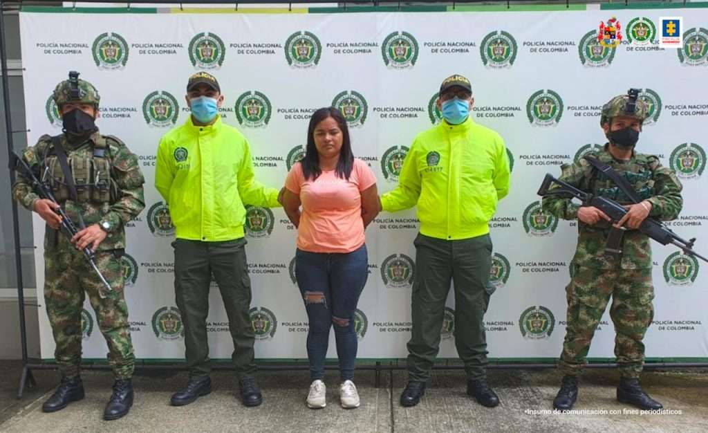 Surley Andrea Vélez Agudelo, alias Diana o Ambrosia, en medio de dos policías en la imagen de su captura