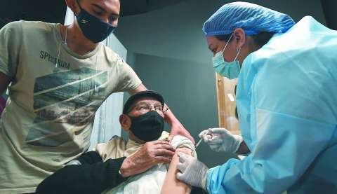 Vacunación, la carrera contra el tercer pico en Bogotá