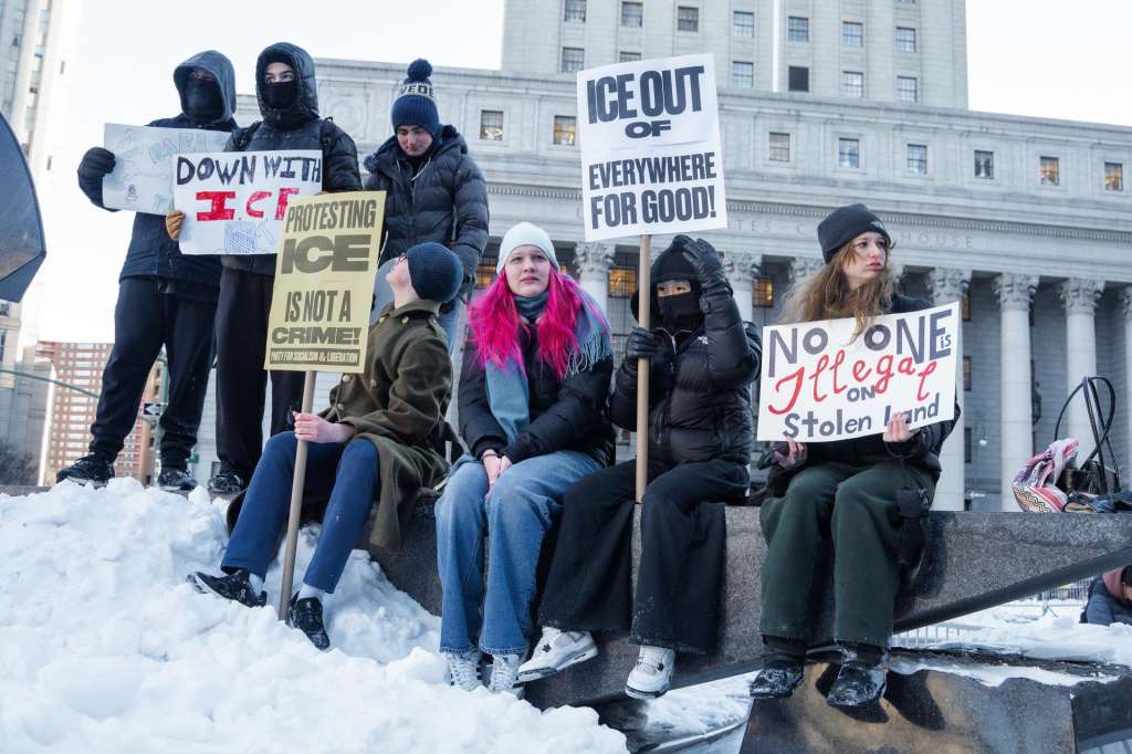 New York (United States), 31/01/2026.- Students participate in a nationwide general strike and protest against immigration enforcement operations, in New York, New York, USA, 30 January 2026. The protest comes after a federal agents fatally shot US citizens Renee Nicole Good and Alex Pretti during immigration enforcement operations in Minneapolis. (Protestas, Nueva York) EFE/EPA/Olga Fedorova