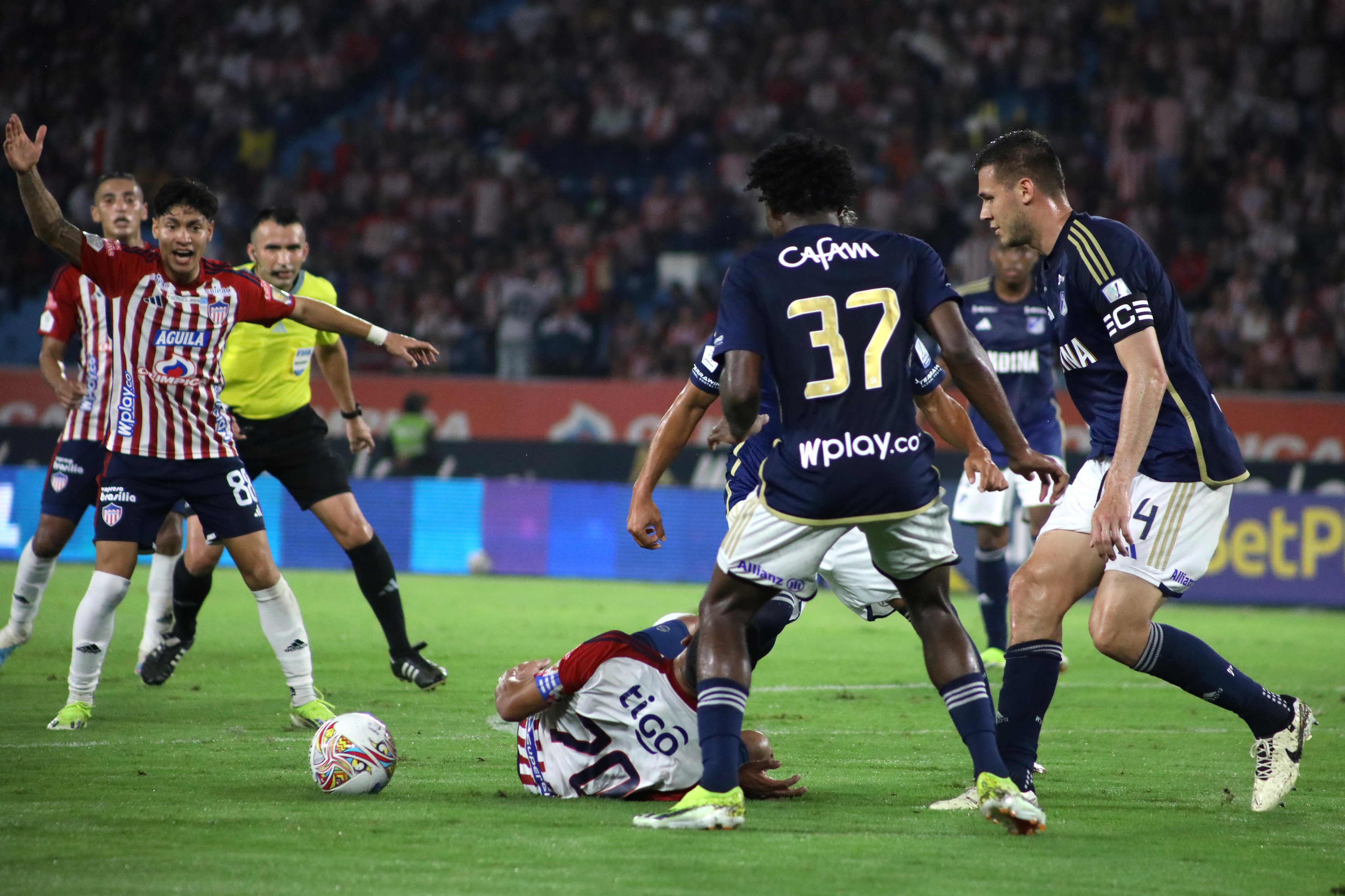 Millonarios cayó 2-1 ante Junior en el primer encuentro de los cuadrangulares semifinales de la Liga BetPlay.