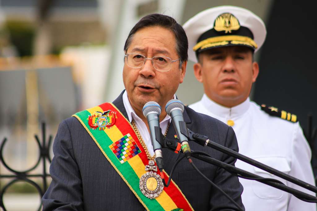 AME1895. LA PAZ (BOLIVIA), 23/03/2025.- El presidente de Bolivia, Luis Arce, habla durante la conmemoración del Día del Mar este domingo, en La Paz (Bolivia). Arce planteó una evaluación de los juicios que su país mantuvo en la corte de La Haya ante Chile, para luego iniciar una "nueva etapa" de relación bilateral con la reclamación por un acceso soberano al mar como el tema "más importante". EFE/ Gabriel Márquez