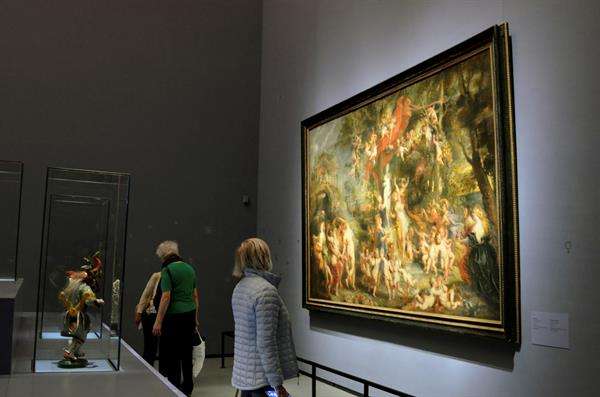 Visitantes observan un cuadro de Rubens en la exhibición "Poderes Superiores" del Museo de Historia del Arte de Viena.