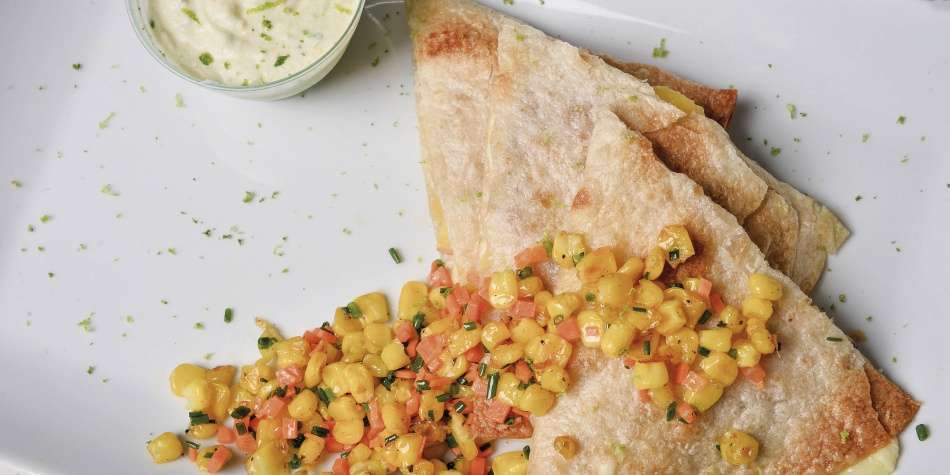 Plato de quesadilla con pollo y nectarinas