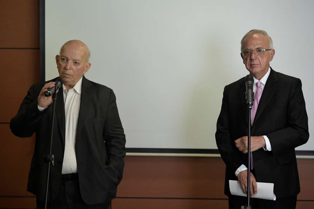 El ministro de Defensa, Iván Velásquez, y el consejero comisionado de paz, Otty Patiño, durante el evento en la Universidad de Los Andes donde debatieron sobre las dos políticas de seguridad y de paz total.