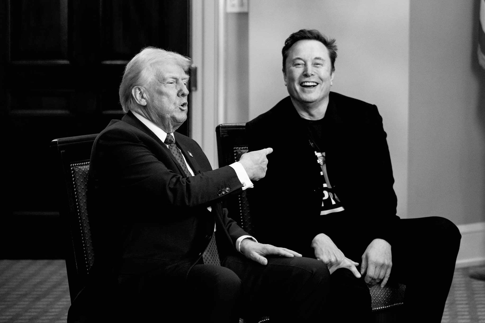 AME1367. WASHINGTON (ESTADOS UNIDOS), 19/02/2025.- Fotografía tomada de la cuenta oficial en X del subdirector del gabinete de la administración del presidente estadounidense Donald Trump, Dan Scavino, de Trump (i), y el magnate Elon Musk en una entrevista este martes, en Washington (EE.UU.). Trump y Musk, que lidera el Departamento de Eficiencia Gubernamental (DOGE), mostraron un frente unido en una entrevista en el canal Fox News en la que abogaron por reducir el aparato burocrático del Gobierno. EFE/ @Scavino47 /SOLO USO EDITORIAL/ SOLO DISPONIBLE PARA ILUSTRAR LA NOTICIA QUE ACOMPAÑA (CRÉDITO OBLIGATORIO)
