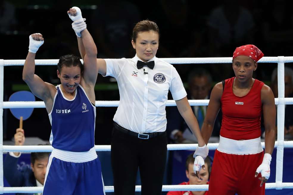 Sarah Ourahmoune celebra tras vencer a la colombiana Íngrit Valencia (der.) / Efe