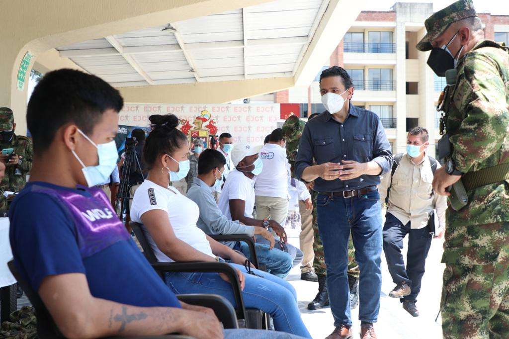 Los siete ahora exdisidentes de las extintas Farc entregaron las armas en Florencia, en un evento al que asistió el comisionado de Paz, Miguel Ceballos.