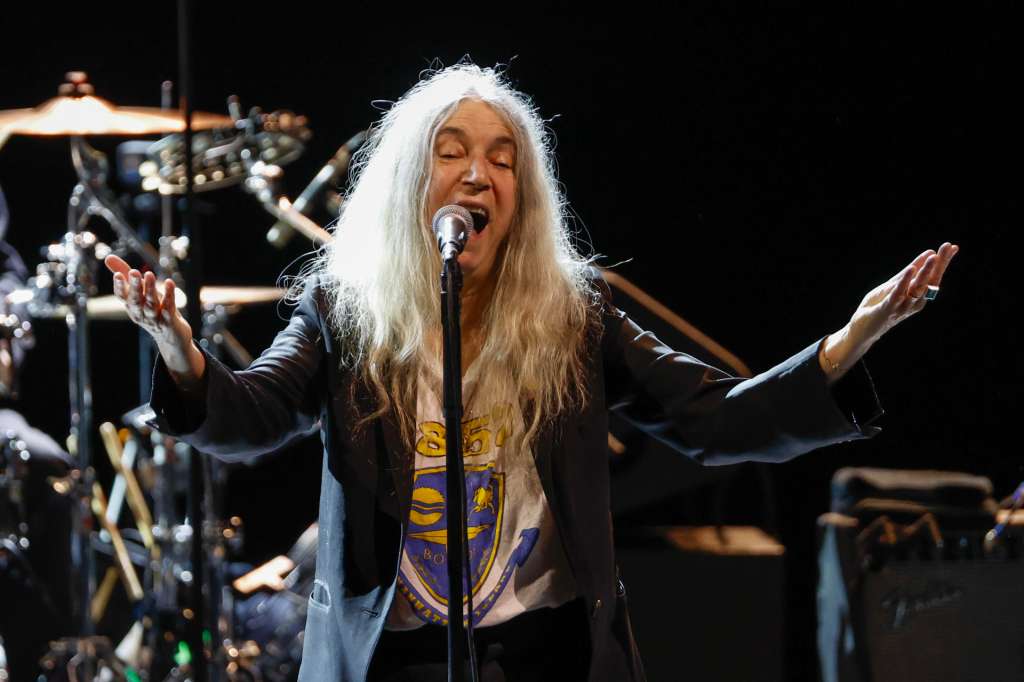 MADRID, 29/04/2026.- Fotografía de archivo del 08/10/2025, de la cantante, compositora y escritora estadounidense Patti Smith durante un concierto en el Teatro Real de Madrid. La artista, cantante, compositora, escritora y activista estadounidense Patti Smith, considerada 'la madrina del punk', ha sido galardonada este miércoles con el Premio Princesa de Asturias de las Artes 2026. Patricia 'Patti' Lee Smith (1946, Chicago, Estados Unidos), cuyas composiciones oscilan entre lo poético y lo musical, ha firmado a lo largo de sus más de cinco décadas de trayectoria profesional títulos tan conocidos como 'Because the night', coescrito con Bruce Springsteen, o 'People have the power'.-EFE/ Juanjo Martín
