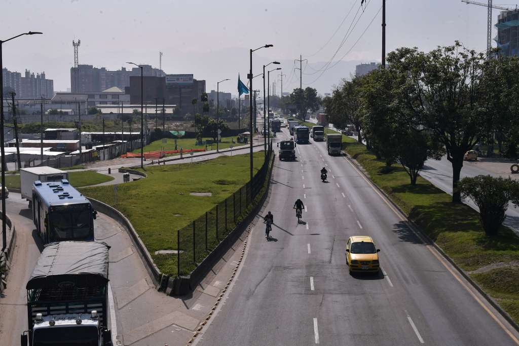 Aspectos de la movilidad en la calle 13 con Avenida Cali durante el día sin carro y un día antes de la imposición de la medida