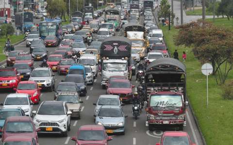 ¿Qué debe hacer si tiembla y está manejando un carro?