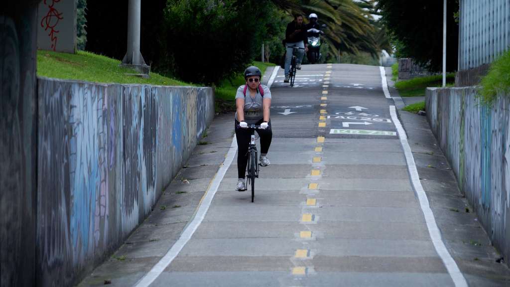 Entre enero y septiembre de 2025 se reportaron 5.000 casos de hurto de bicicletas. Cifra que equivale a un promedio diario de 21 robos. La ciclorruta y los puentes peatonales de la calle 26 y tramos de ciclorruta de la Av. 68 y la Av. Boyacá, en donde se realizan obras, son considerados por varios usuarios frecuentes como puntos críticos de seguridad.
