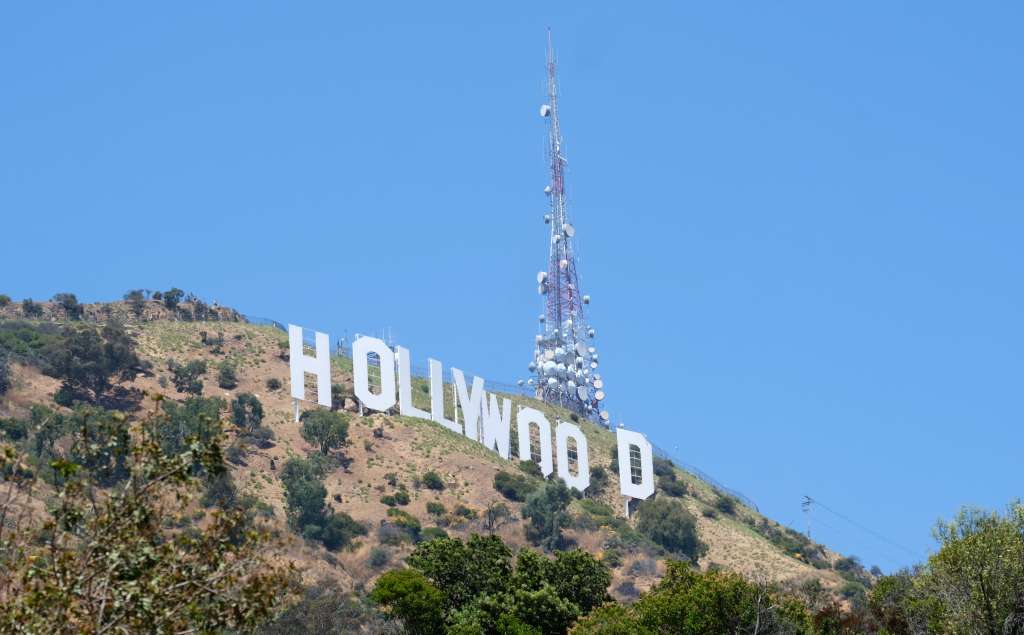 ACOMPAÑA CRÓNICA: EEUU EFEMÉRIDE - AME2434. LOS ÁNGELES (ESTADOS UNIDOS), 12/07/2023.- Fotografía del letrero de Hollywood, el 9 de junio de 2023, en el Lake View Park, en Los Ángeles (EEUU). De anunciar una lujosa urbanización a convertirse en el símbolo de la ciudad de Los Ángeles y de una industria multimillonaria: el famoso letrero de Hollywood celebra sus 100 años de historia como la mejor carta de presentación del cine estadounidense. El 13 de julio de 1923, el promotor inmobiliario Hobart Johnstone Whitley, ahora conocido como el "Padre de Hollywood", colocó un cartel de 14 metros de alto y 106 de largo que rezaba "Hollywoodland" sobre la colina del monte Lee en Los Ángeles. EFE/ Mónica Rubalcava
