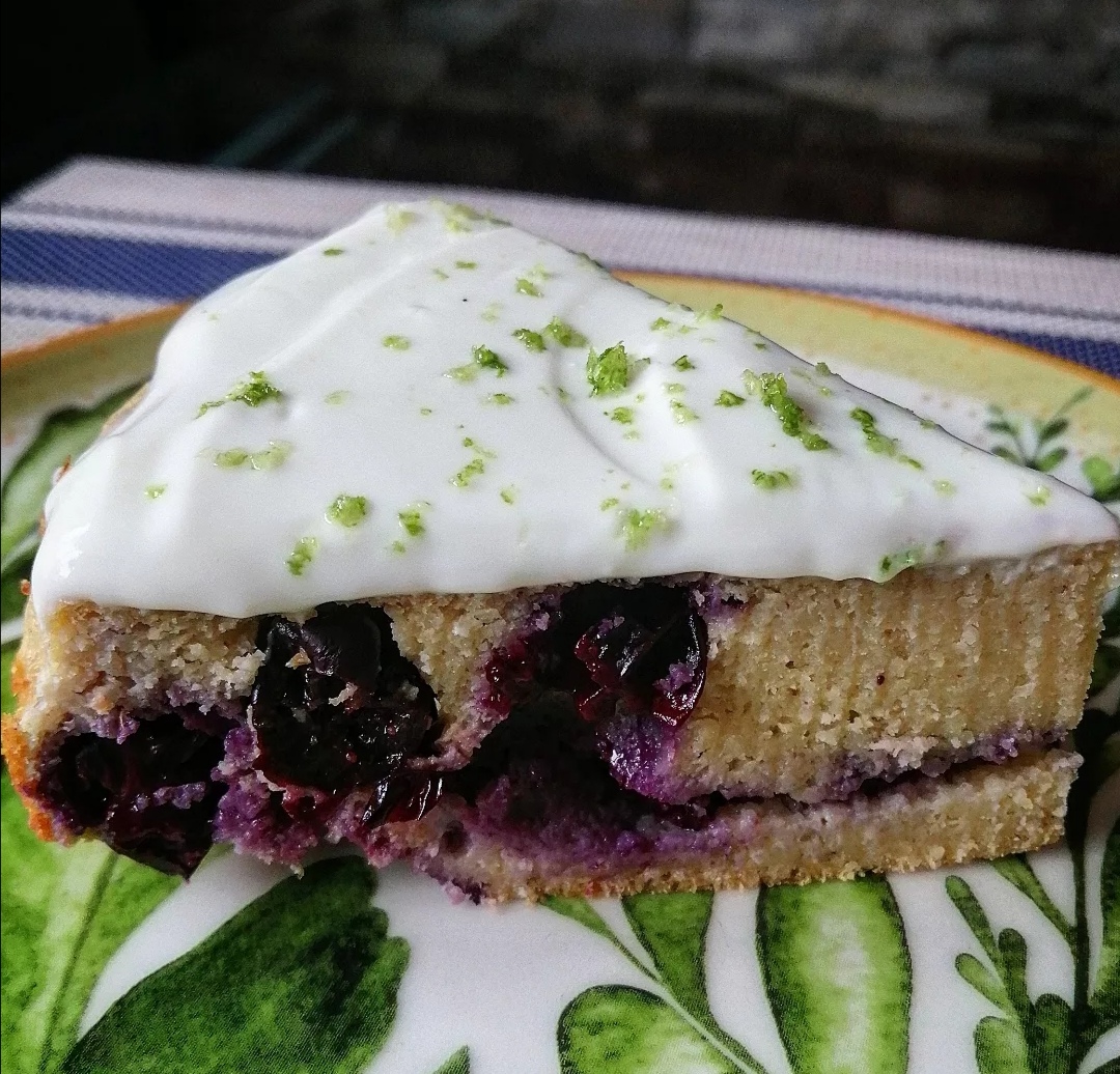 Torta de yogur, arándanos y limón