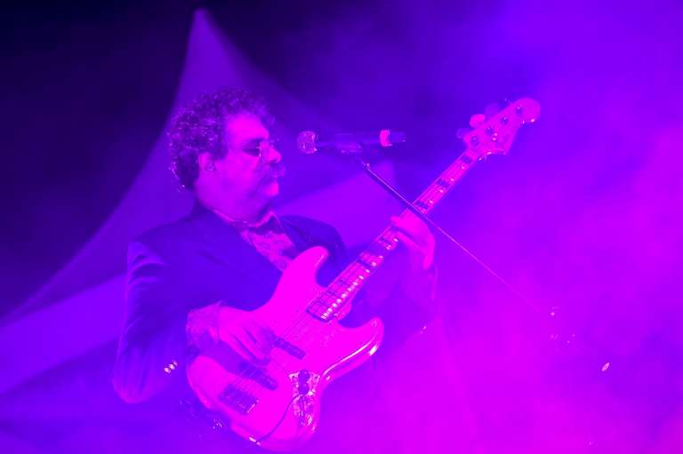 Santiago Tavella, bajista del Cuarteto de Nos, cantó “Enamorado Tuyo” durante el concierto en Tunja. “Casi nunca nadie dice que yo estoy enamorado tuyo / No te vistas, no te hagas la nunca vista / Tengo en vista cantarte un “hasta la vista” / No te vistas, no te hagas la nunca vista/ Tengo lista una canción que dice “hasta la vista señorita”, dice el coro de la canción.