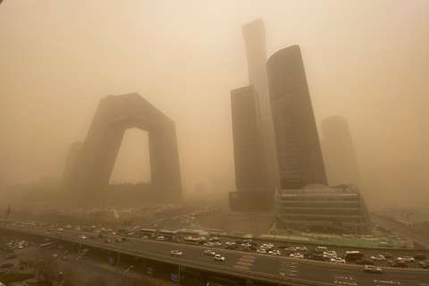 Pekín, envuelta en su peor tormenta de arena en una década