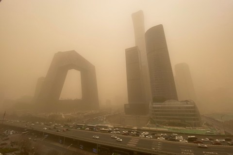 Pekín, envuelta en su peor tormenta de arena en una década