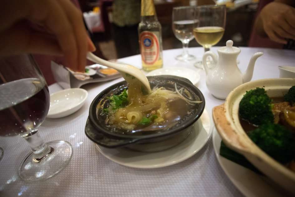 La sopa de aletas de tiburón, que puede costar unos 200 euros, ha sido durante mucho tiempo uno de los platos más apreciados.