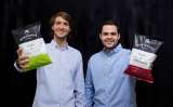 Los jóvenes que crearon una marca de snacks premium y ya venden en siete países