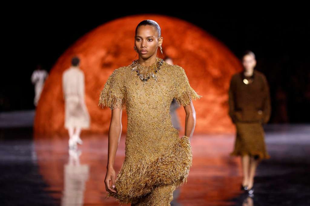 Paris (France), 06/10/2025.- Models present creations from the Spring/Summer 2026 collection by French designer Matthieu Blazy for Chanel fashion house during Paris Fashion Week in Paris, France, 06 October 2025. The presentation of the women's ready-to-wear collections runs from 29 September to 07 October 2025. (Moda, Francia) EFE/EPA/YOAN VALAT