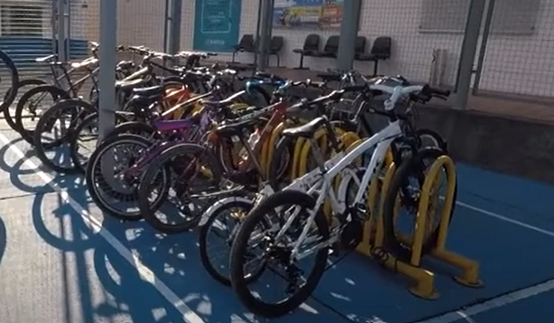 Bogotá cierra 2022 con más de 56.000 cupos para parqueo de bicicletas.