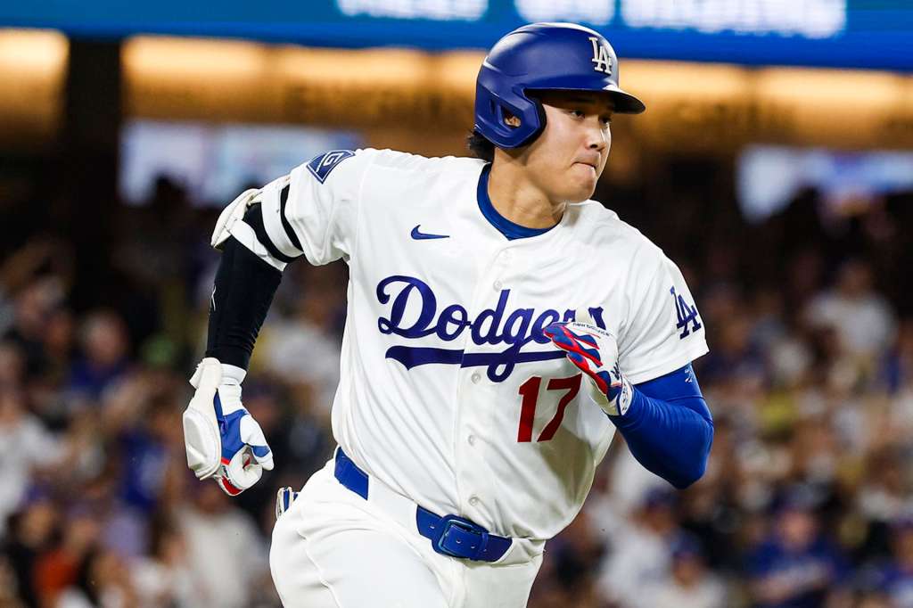LOS ANGELES (United States), 22/08/2026.- Los Angeles Dodgers designated hitter Shohei Ohtani (17) runs to first base after hitting a single in the third inning of the MLB game between the Los Angeles Dodgers and the Pittsburgh Pirates in Los Angeles, California, USA, 21 August 2026. EFE/EPA/CHRIS TORRES