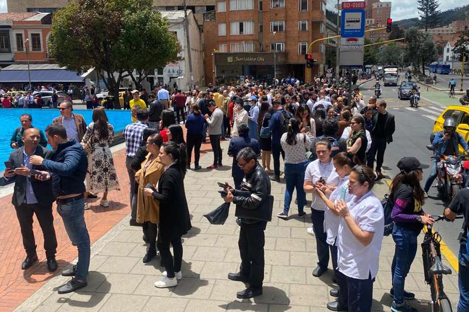 AME2070. BOGOTÁ (COLOMBIA), 17/08/2023.- Personas se reúnen afuera de un edificio luego de ser evacuadas tras un temblor de 6.1 hoy, en Bogotá (Colombia). Un temblor de magnitud 6,1 sacudió al mediodía de este jueves buena parte de Colombia, sin que hasta el momento las autoridades hayan informado de víctimas o daños. EFE/ Diana Sánchez