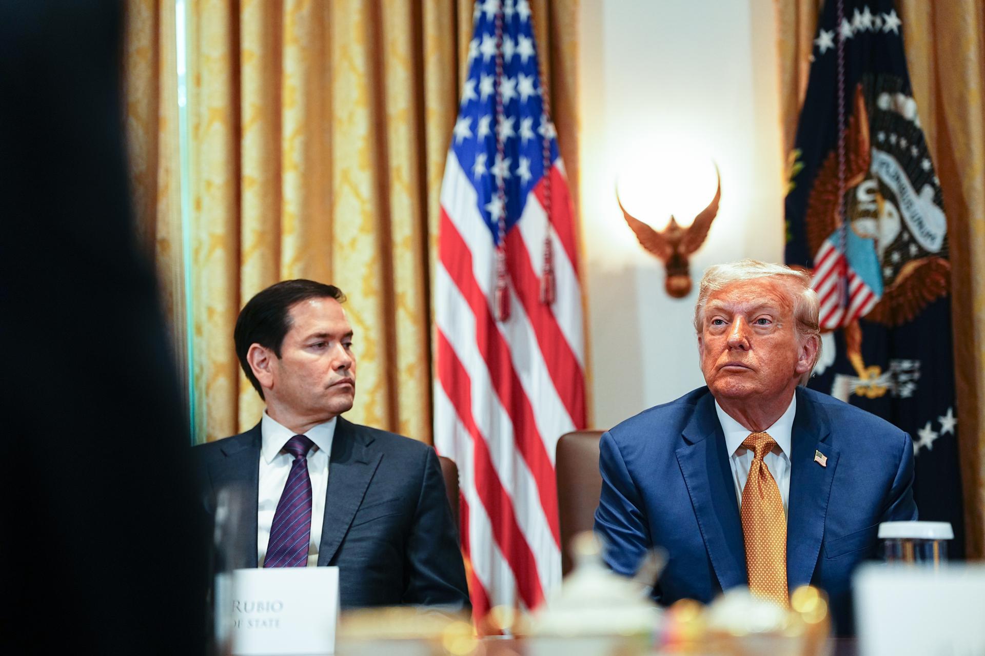 Washington (United States of America), 08/07/2025.- US President Donald J Trump (R) and US Secretary of State Marco Rubio participate in a cabinet meeting in the Cabinet Room of the White House in Washington, DC, USA, 08 July 2025. EFE/EPA/AARON SCHWARTZ / POOL