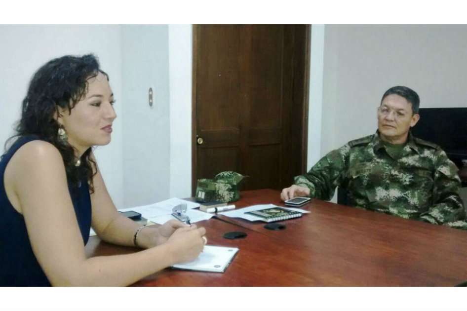 Abogada Gloria Urrego en compañía del general Rubén Darío Alzate.