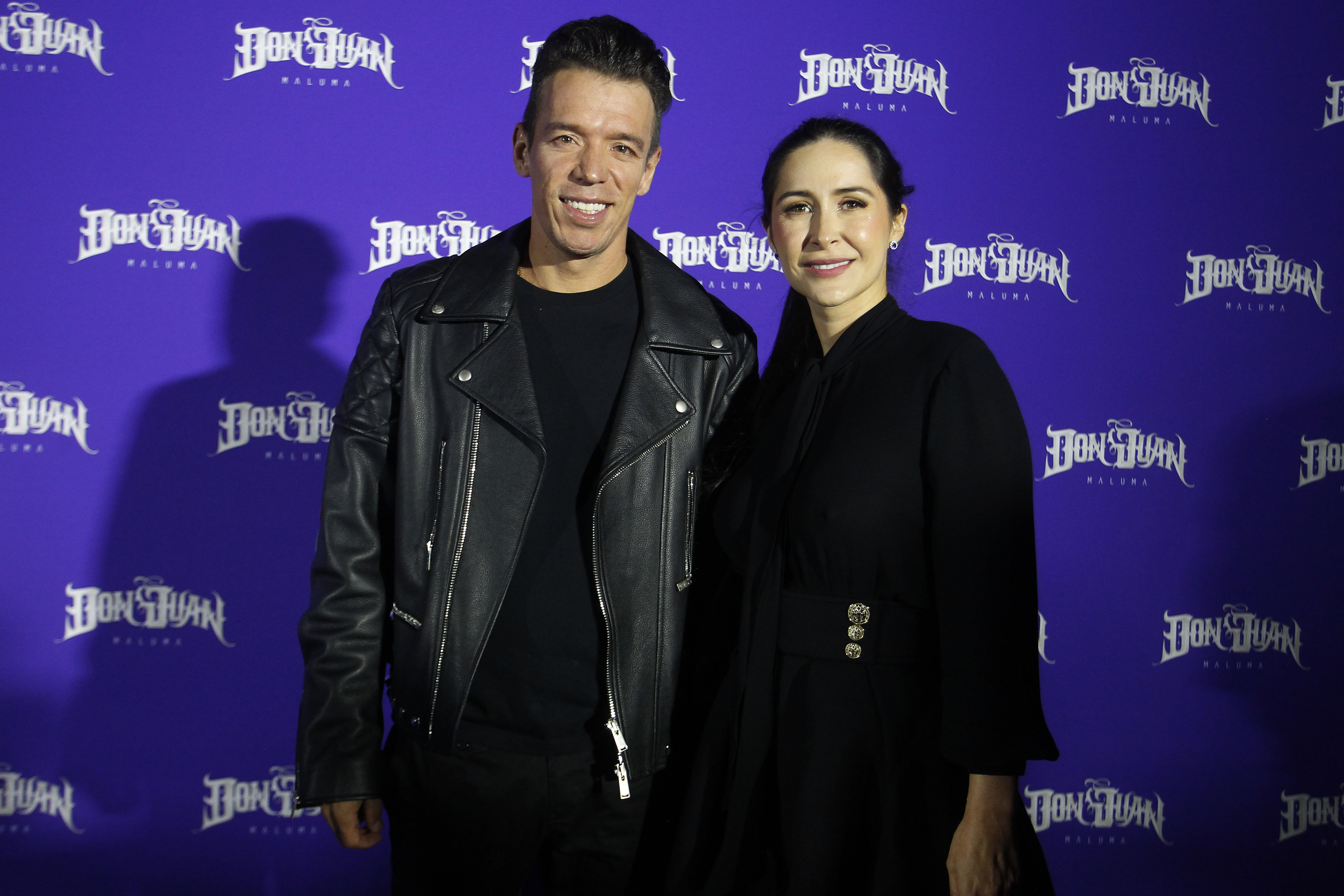 MED119 -MEDELLÍN (COLOMBIA), 24/08/2023. El ciclista colombiano Rigoberto Urán (i) posa junto a su esposa Michelle Durango durante la alfombra morada de la fiesta de lanzamiento del nuevo trabajo discográfico de Maluma "Don Juan" hoy, en Medellín (Colombia). Metido en la piel de "Don Juan", el alter ego que creó y que le da nombre a su nuevo álbum, Maluma realizó este jueves en su natal Medellín una fiesta para desvelar entre amigos 19 canciones inéditas, en las que refleja su evolución, explora otros géneros y se inspira en personajes como Batman, Hugh Hefner y James Bond. EFE/Luis Eduardo Noriega A.