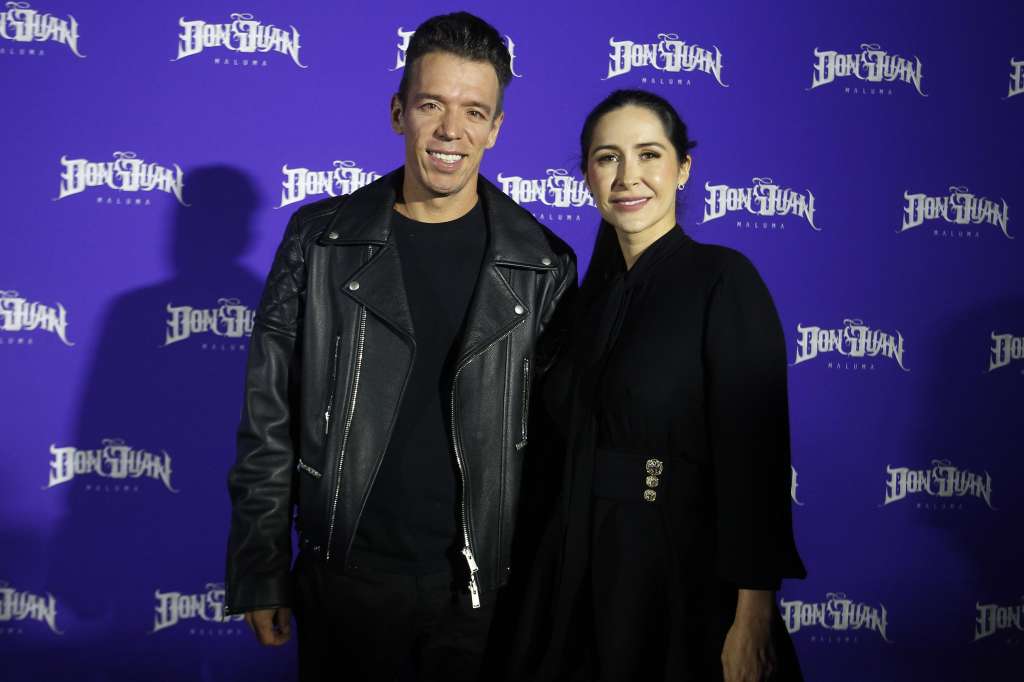 MED119 -MEDELLÍN (COLOMBIA), 24/08/2023. El ciclista colombiano Rigoberto Urán (i) posa junto a su esposa Michelle Durango durante la alfombra morada de la fiesta de lanzamiento del nuevo trabajo discográfico de Maluma "Don Juan" hoy, en Medellín (Colombia). Metido en la piel de "Don Juan", el alter ego que creó y que le da nombre a su nuevo álbum, Maluma realizó este jueves en su natal Medellín una fiesta para desvelar entre amigos 19 canciones inéditas, en las que refleja su evolución, explora otros géneros y se inspira en personajes como Batman, Hugh Hefner y James Bond. EFE/Luis Eduardo Noriega A.