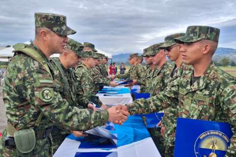 105 nuevos operadores de drones se gradúan para fortalecer la capacidad aérea del Ejército