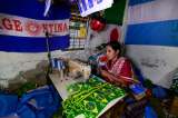 Fabricantes de banderas en Bangladés no duermen en los días previos al Mundial de Rusia