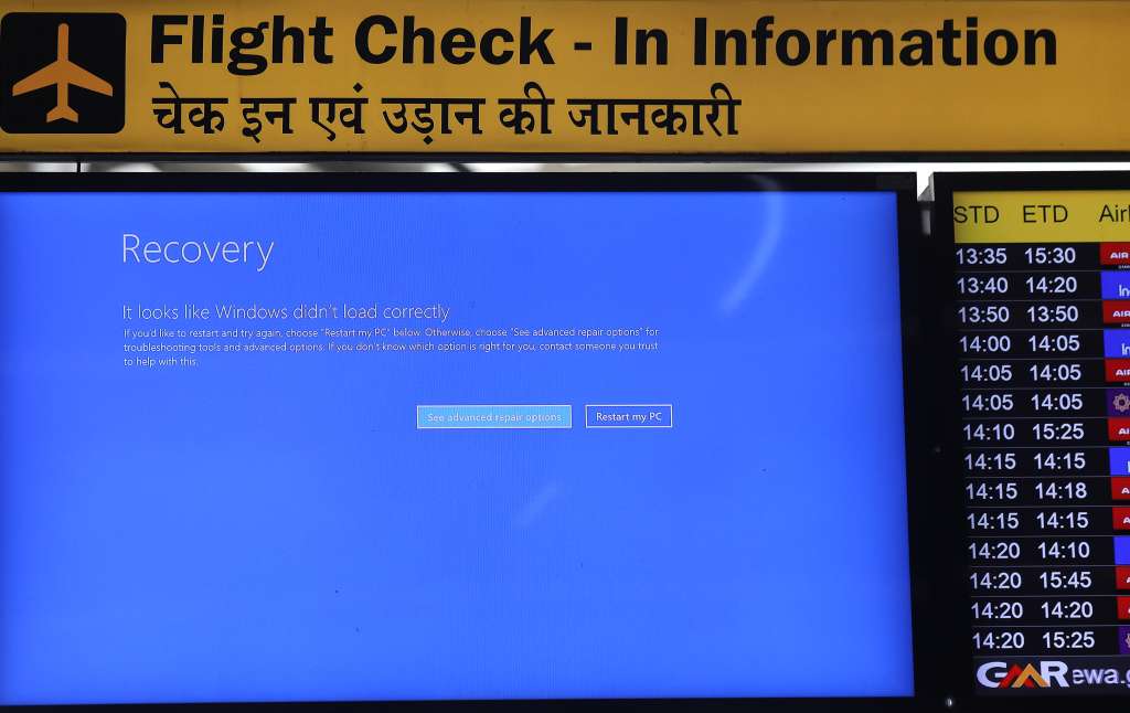 New Delhi (India), 19/07/2024.- A malfunctioning information screen is seen at the Delhi International Airport in New Delhi, India, 19 July 2024. Some of the services at the Delhi Airport were temporarily impacted due to the global IT outage, the airport said in a statement. Companies and institutions around the world have been affected on 19 July by a major computer outage in systems running Microsoft Windows linked to a faulty Crowdstrike cyber-security software update. According to CrowdStrike's CEO, the issue has been identified, isolated and a fix has been deployed. (Nueva Delhi) EFE/EPA/RAJAT GUPTA