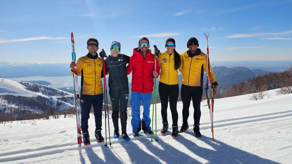 Carlos Quintana (de rojo) junto a sus dirigidos en la selección colombiana de esquí de fondo.