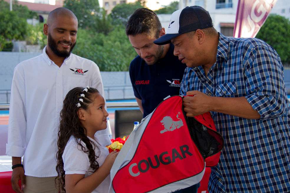 Entrega de donación Cougar / Cortesía