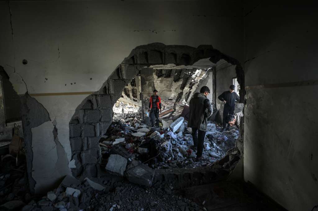 GAZA CITY (---), 18/03/2025.- Palestinians inspect a destroyed area of Al Tabien school following Israeli airstrikes in Gaza City, 18 March 2025. The Israeli forces on 18 March confirmed they were carrying out 'extensive strikes' on targets in the Gaza Strip, following an Israeli prime minister's statement which ended the ceasefire in place since 19 January. According to provisional figures released by the Palestinian Health Minister, more than 250 people were killed in a series of overnight strikes in the Gaza Strip, with more bodies still waiting to be recovered from under the rubble. EFE/EPA/MOHAMMED SABER