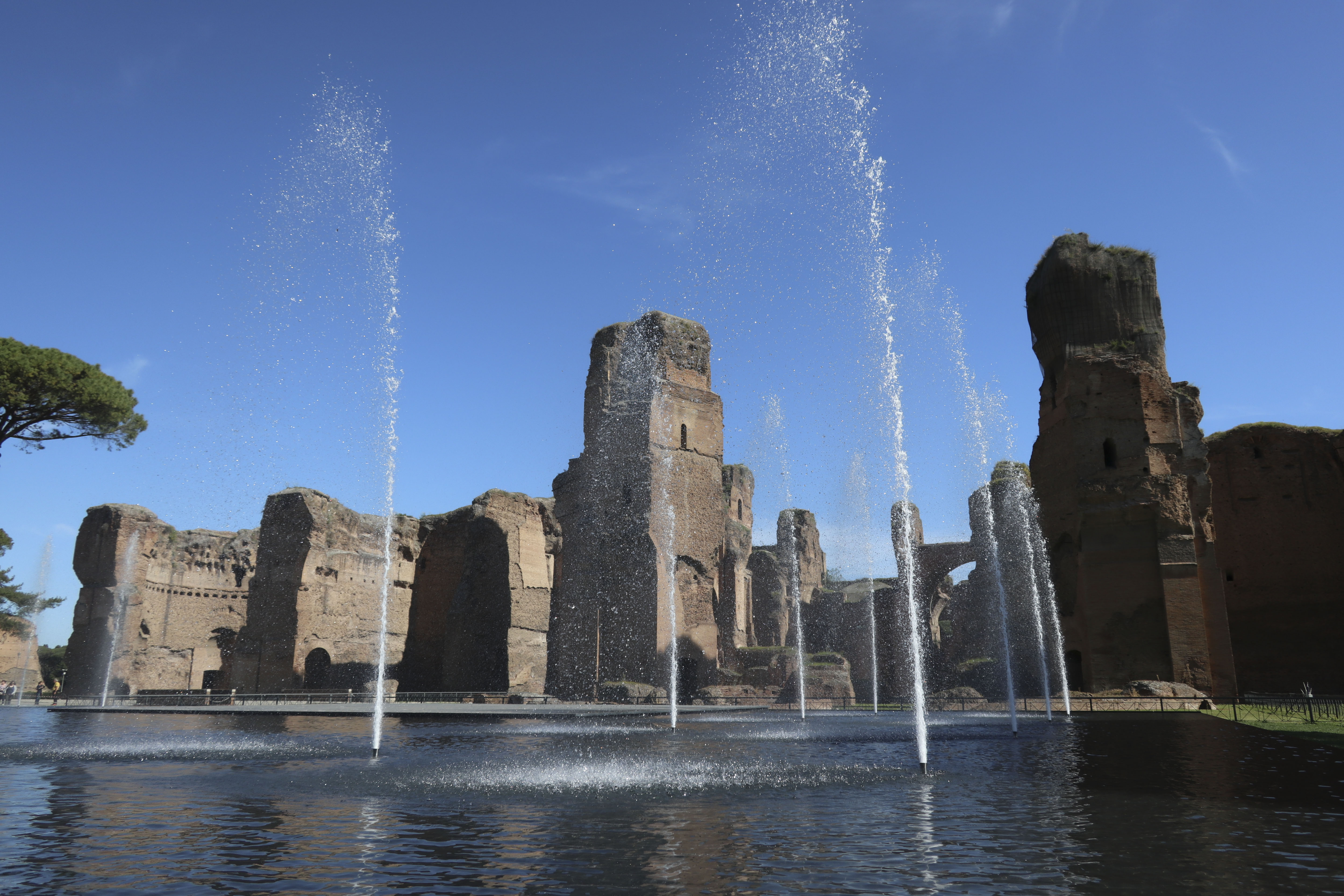 ROMA, 04/04/2024.- El agua ha vuelto a brotar desde este jueves en las históricas termas de Caracalla de Roma 1.500 años después, gracias a una estructura de arquitectura contemporánea con una alberca y fuentes que permiten imaginar los usos de este espacio emblemático durante la Antigua Roma. EFE/Miguel Salvatierra