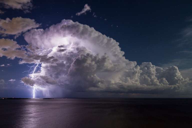 Rayo de una tormenta aislada sobre la bahía de Cannes de Serge Zaka muestra cómo se produjo una tormenta eléctrica durante la luna llena, en Francia.