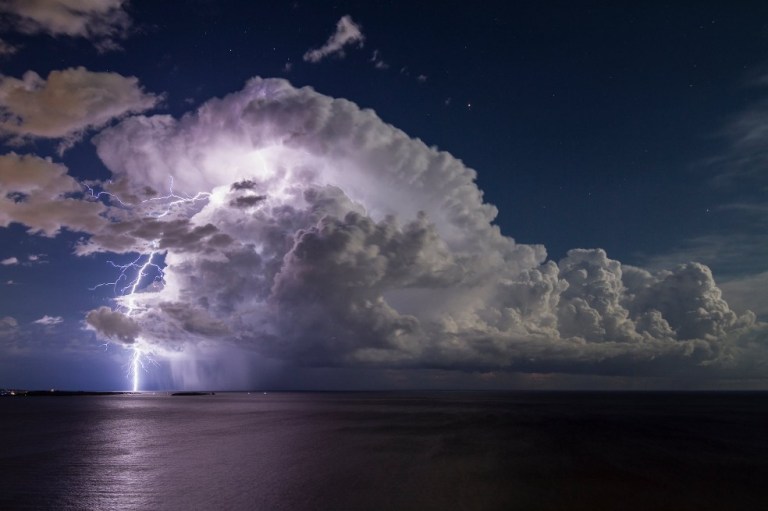 Rayo de una tormenta aislada sobre la bahía de Cannes de Serge Zaka muestra cómo se produjo una tormenta eléctrica durante la luna llena, en Francia.