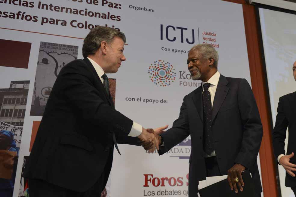 El presidente Juan Manuel Santos junto al exsecretario de Naciones Unidas Kofi Annan, durante el foro de la ICTJ. / SIG