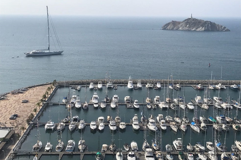 El M5 frente a la Marina Internacional de Santa Marta. Nótese el tamaño en comparación con los veleros y yates en los muelles.  