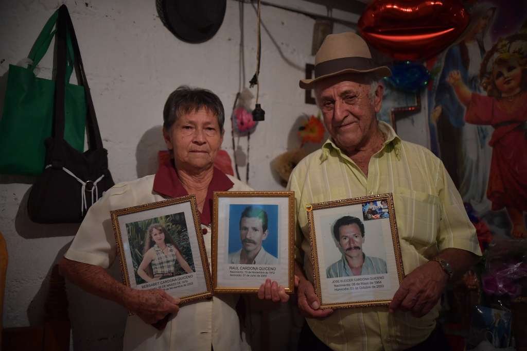 Retratos, familiares y otros elementos de personas que se encuentran desaparecidas y que se encuentran en la galería de la memoria